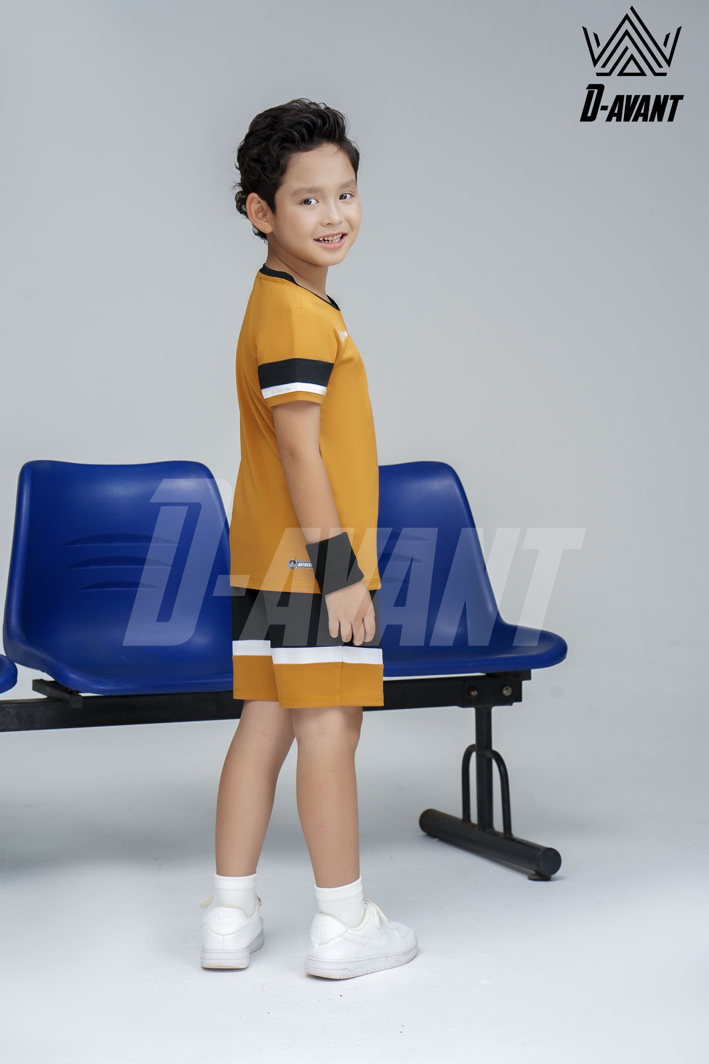 Bộ thể thao trẻ em TCB-1021 Vàng đậm phối đen